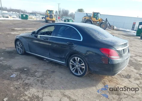 2016 Mercedes-Benz C 300 z USA, uszkodzony, nr VIN 55SWF4JB5GU129684